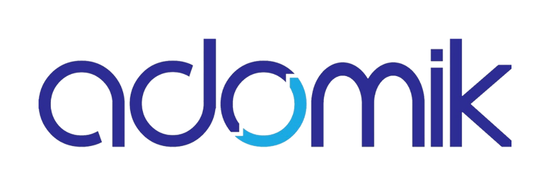 adomik ロゴ