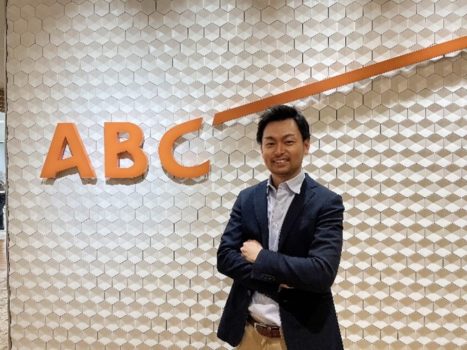 ビジネスホテルの客室内テレビをネットワーク化-ABCインターナショナルのDOOH広告戦略