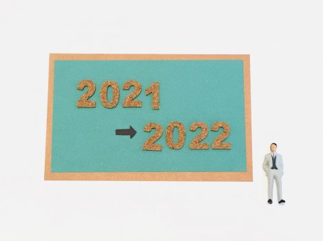 2021 年年末&年始の過ごし⽅は分散化傾向 ⽇本の消費者の 44%が旅⾏・外⾷などを予定 30%が家族とステイホーム
